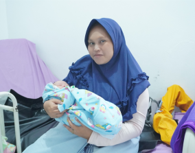 Ibu Yani Bersama Bayinya Pasca Persalinan