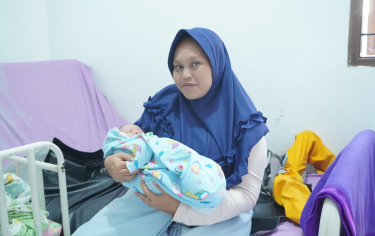 Ibu Yani Bersama Bayinya Pasca Persalinan